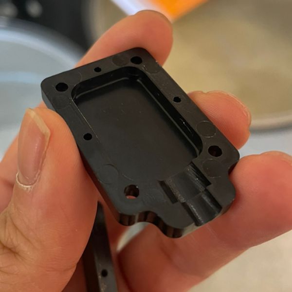 부천·경기·인천·서울 금형 사출 포트폴리오 - 차량용 ECU의 외장 케이블 고정용 어댑터 (플라스틱/실리콘 사출, 시제품·소량·대량 생산 사례)